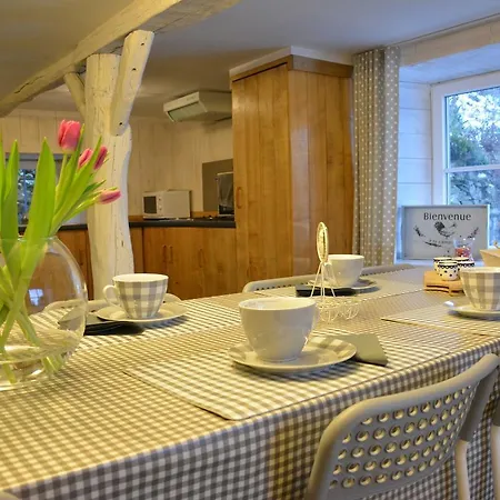 Vintage Farmhouse In With Roofed Garden بيت للعطل