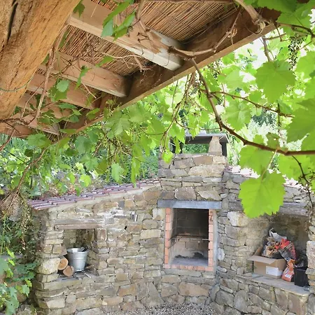 Vintage Farmhouse In With Roofed Garden بيت للعطل