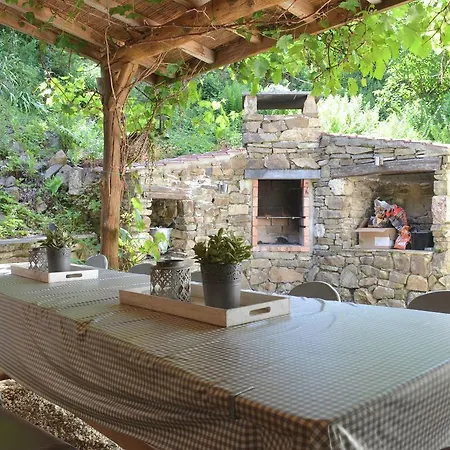 Vintage Farmhouse In With Roofed Garden